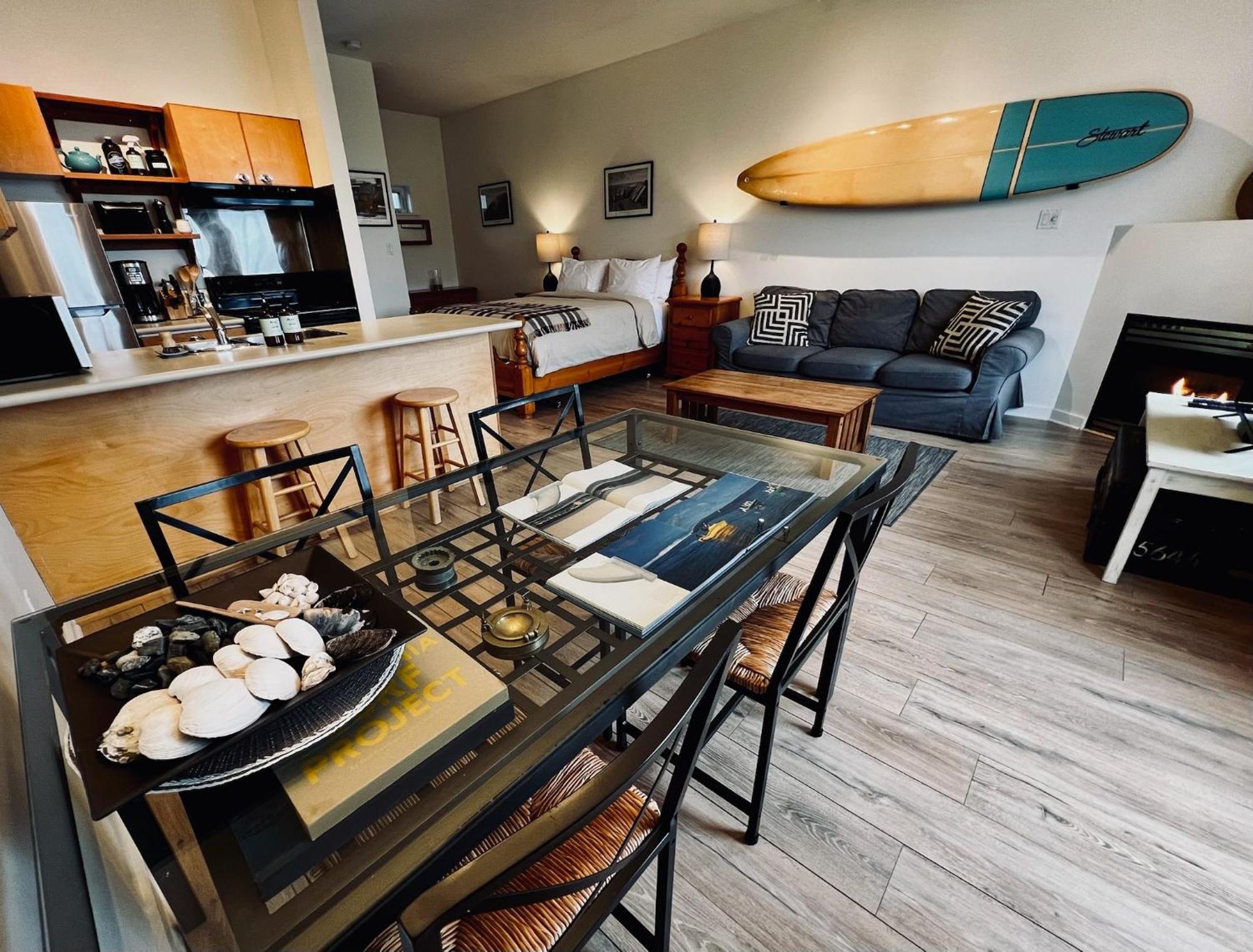 Island Village Properties At Fred Tibbs 토피노 객실 사진